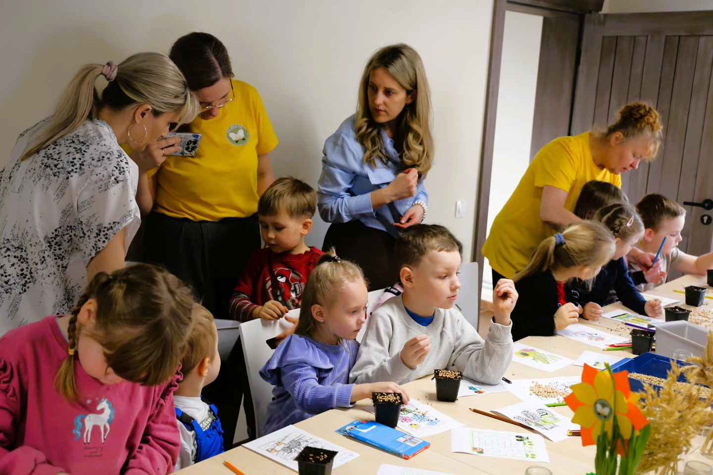 Mazie pētnieki STEM nodarbībā atklāj, kas aug no graudiņa