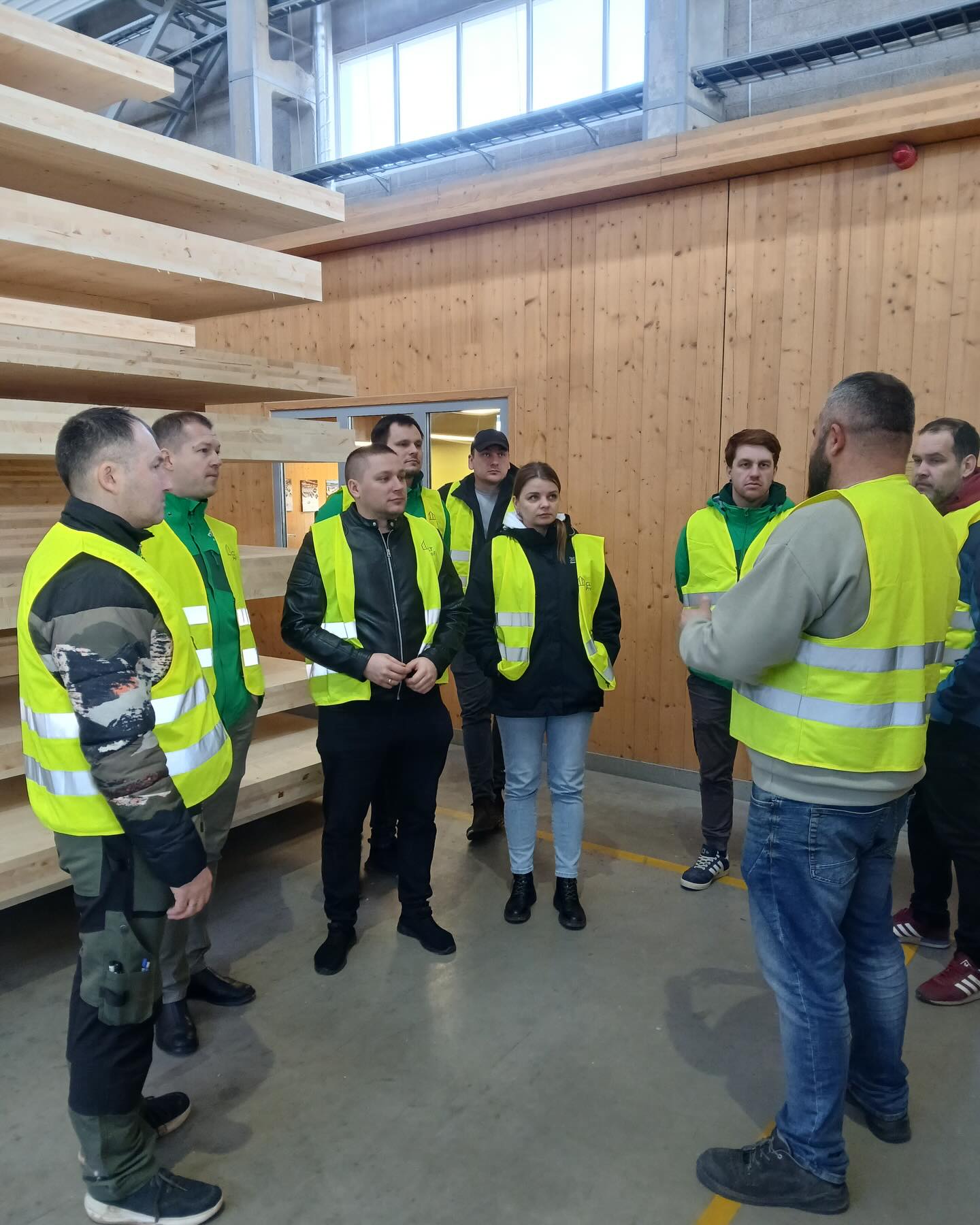 Topošie kokapstrādes tehnologi pilnveido prasmes uzņēmumos