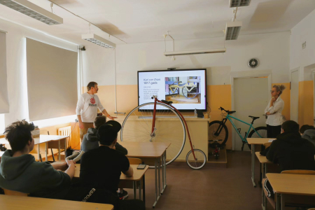 Audzēkņi iepazīst Ņūtona likumus, pētot velosipēda darbību