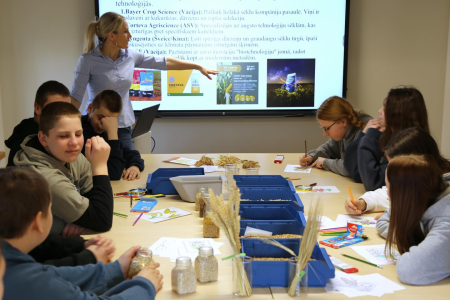 Skolēni pēta graudaugus – no lauka līdz laboratorijai