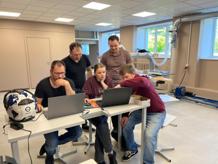 Studējošie apgūst datorvadības kokapstrādes iekārtas