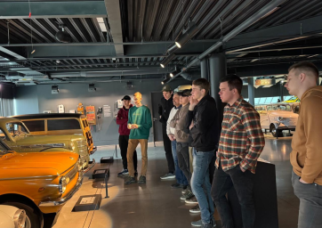 ​4. LMT kurss ekskursijā Rīgas pilī un Rīgas Motormuzejā